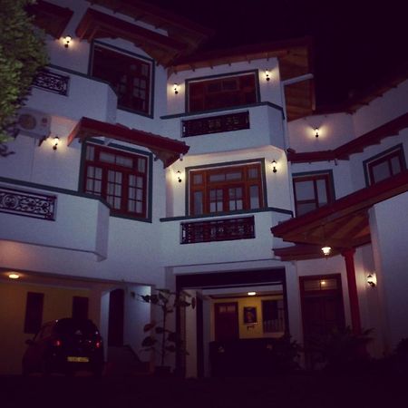 Hotel Mandakini Баттарамулла Экстерьер фото